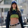 Frau trägt Baseball Cap