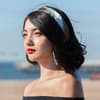 Frau mit Haarband am Strand