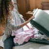 Frau packt Koffer