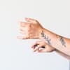 Handpoke Tattoo auf Armen