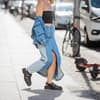 Frau in Jeansrock