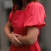 Frau trägt rotes Kleid mit Volants