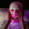 Frau mit LED-Maske