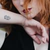 Frau mit Herz-Tattoo