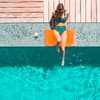 Frau bräunt sich am Pool