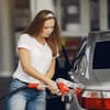 Frau tankt Auto 