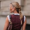 Frau mit geflochtenem Zopf