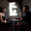 Mann und Frau trinken Wein beim ersten Date