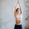 Frau im Yoga Outfit