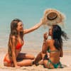 Zwei Frauen bräunen sich am Strand