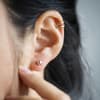 Frau mit Helix Piercing