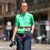 Frau in grünem Poloshirt