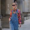 Frau in blauem Overall
