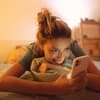 Frau schaut auf ihr Handy