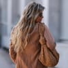 Frau mit braun blonden Haaren