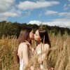 Zwei Frauen küssen sich im Feld