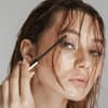 Frau trägt Mascara auf