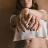 Frau mit Finger-Tattoos