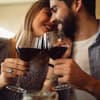Frau und Mann trinken Rotwein