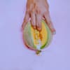 Finger in Frucht