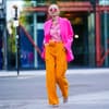 Leonie Hanne trägt Pink und Orange