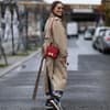 Frau trägt Trenchcoat