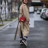 Frau trägt Jeans