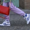 Frau trägt High Top SNeaker