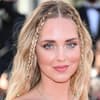 Chiara Ferrgani trägt geflochtene Haare