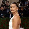 Hailey Bieber trägt Cat-Eye-Make-up
