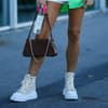 Frau trägt Sneaker