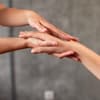 Hand wird massiert