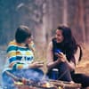 Frauen am Lagerfeuer