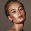 Frau mit einem schimmernder Make up Look