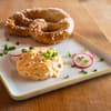 Brezel und Obazda