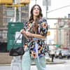 Frau trägt Blumenjacke