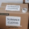 Sommerkleidung im Karton