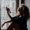 Frau mit Gesichtsspray Frau mit Gesichtsspray