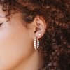Frau mit Shen Men Piercing am Ohr