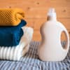Drei Wollpullover mit Waschmittel Wolle waschen Tipps und Tricks