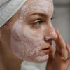 Frau mit Peeling im Gesicht