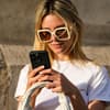 Frau guckt aufs Smartphone