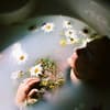 Frau in Badewanne