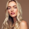 Frau mit blonden Haaren
