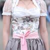 Frau im Dirdnl auf dem Oktoberfest