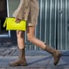 Frau trägt braune Boots