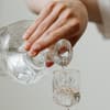 Frau gieißt Wodka ins Glas