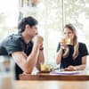 Frau und Mann sitzen im Cafe