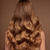 Lockiges Haar von hinten
