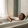 Frau in Badewanne